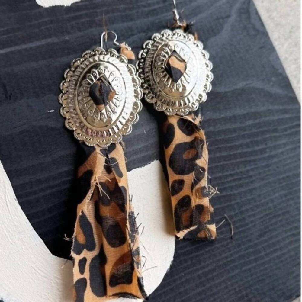 NEW ROWDY CROWD women's concho rodeo earrings in brown and black leopard